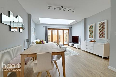 4 Godwin Terrace, Romford, RM3 0FJ