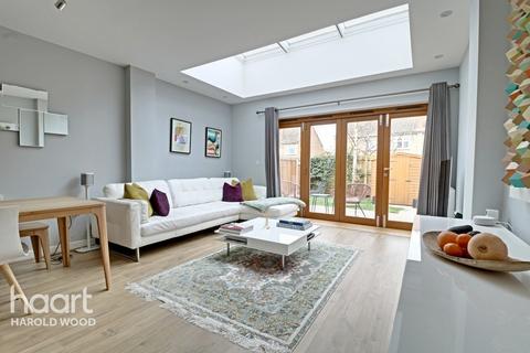 4 Godwin Terrace, Romford, RM3 0FJ