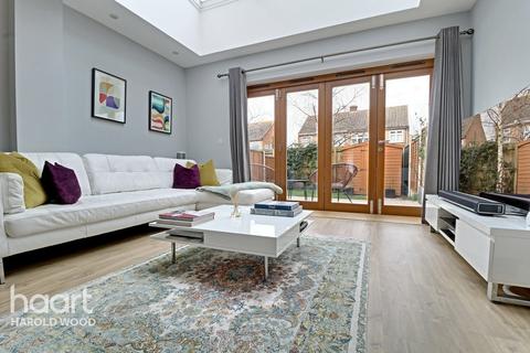 4 Godwin Terrace, Romford, RM3 0FJ