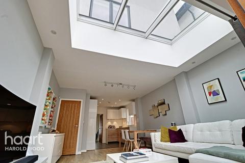 4 Godwin Terrace, Romford, RM3 0FJ