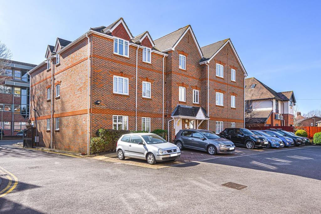 Consort Court, York Road, Woking, GU22 2 bed flat - £185,000