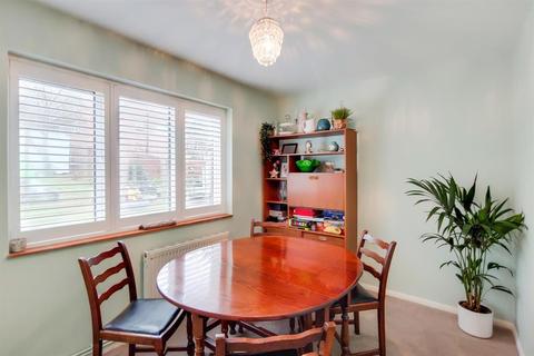 27 Gattons Way, Sidcup, DA14 5EW
