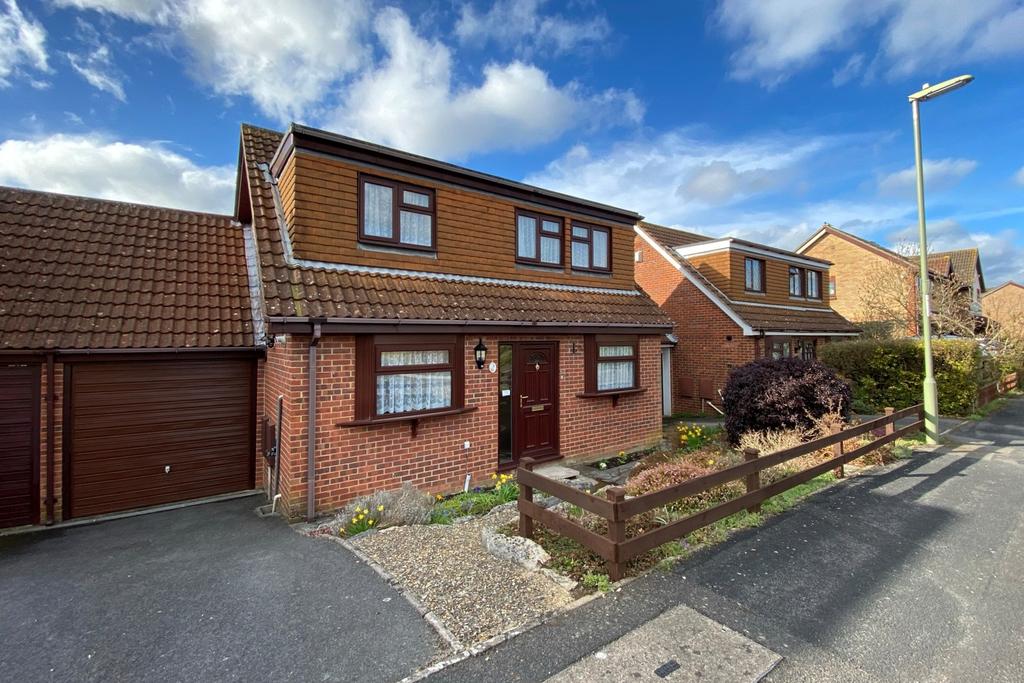 St Simon Close, Locks Heath 3 bed detached house £365,000