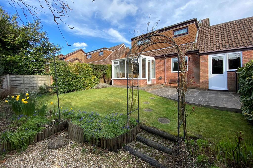 St Simon Close, Locks Heath 3 bed detached house £365,000