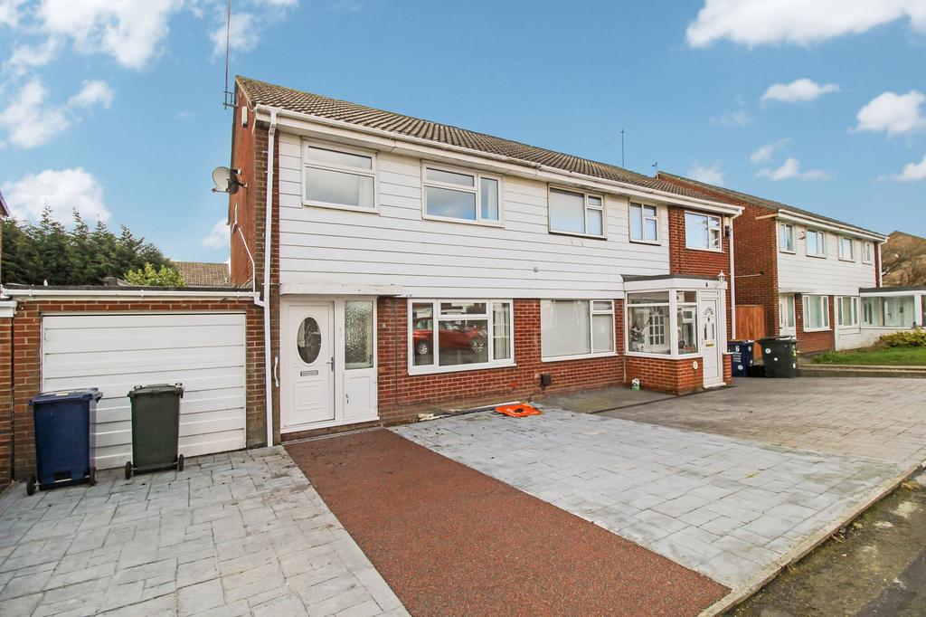 Launceston Close, Kingston ParK... 3 bed semidetached house £800 pcm (£185 pw)
