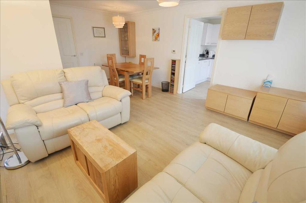 Living Room / Dining