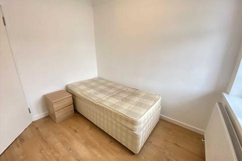 1 bedroom in a house share to rent, St Andrews Road, Acton