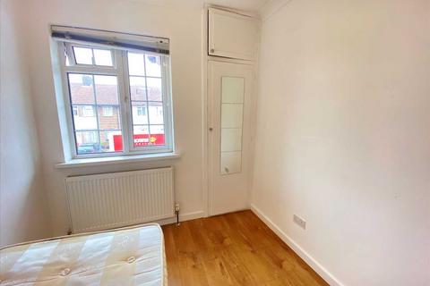 1 bedroom in a house share to rent, St Andrews Road, Acton