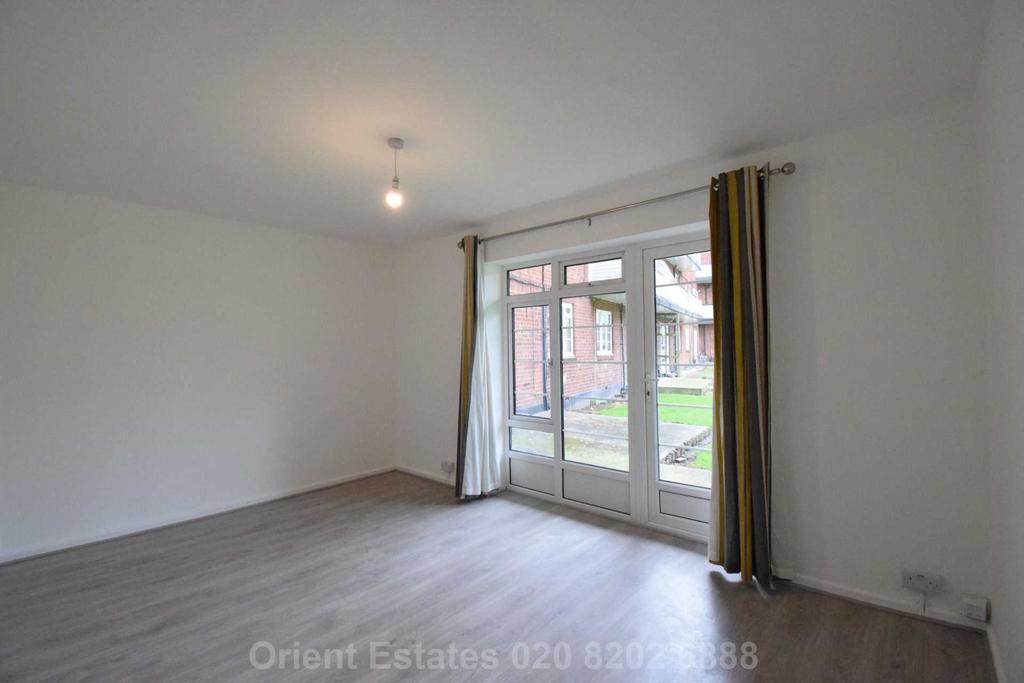 Garden Close, Ruislip 3 bed flat £1,600 pcm (£369 pw)