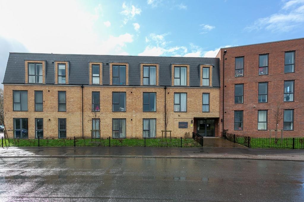 Heysham Drive, Watford... 2 bed apartment to rent £1,500 pcm (£346 pw)