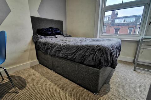 4 bedroom terraced house to rent, Martin Terrace, Burley, Leeds