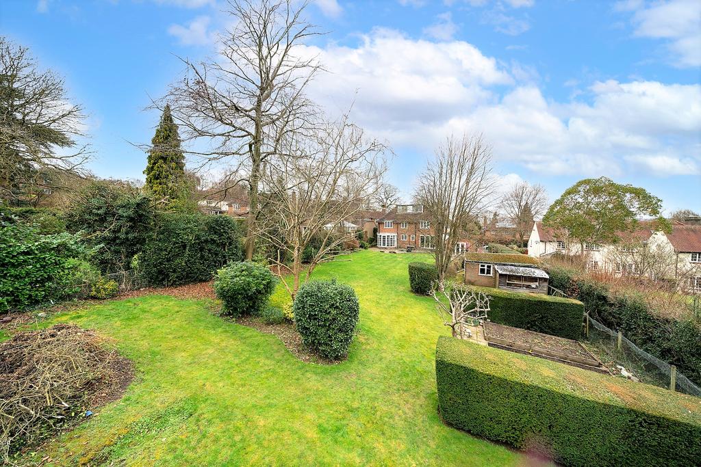 Hall Park, Berkhamsted HP4 5 bed detached house £1,500,000