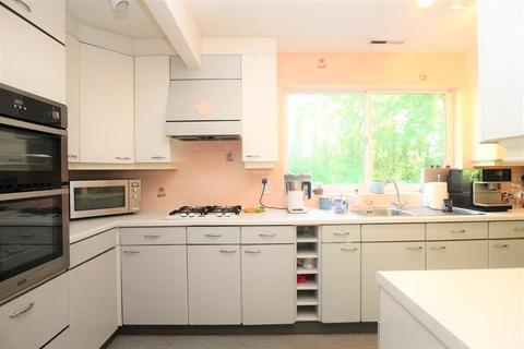 18 Edgeborough Way, Bromley, BR1 2UA