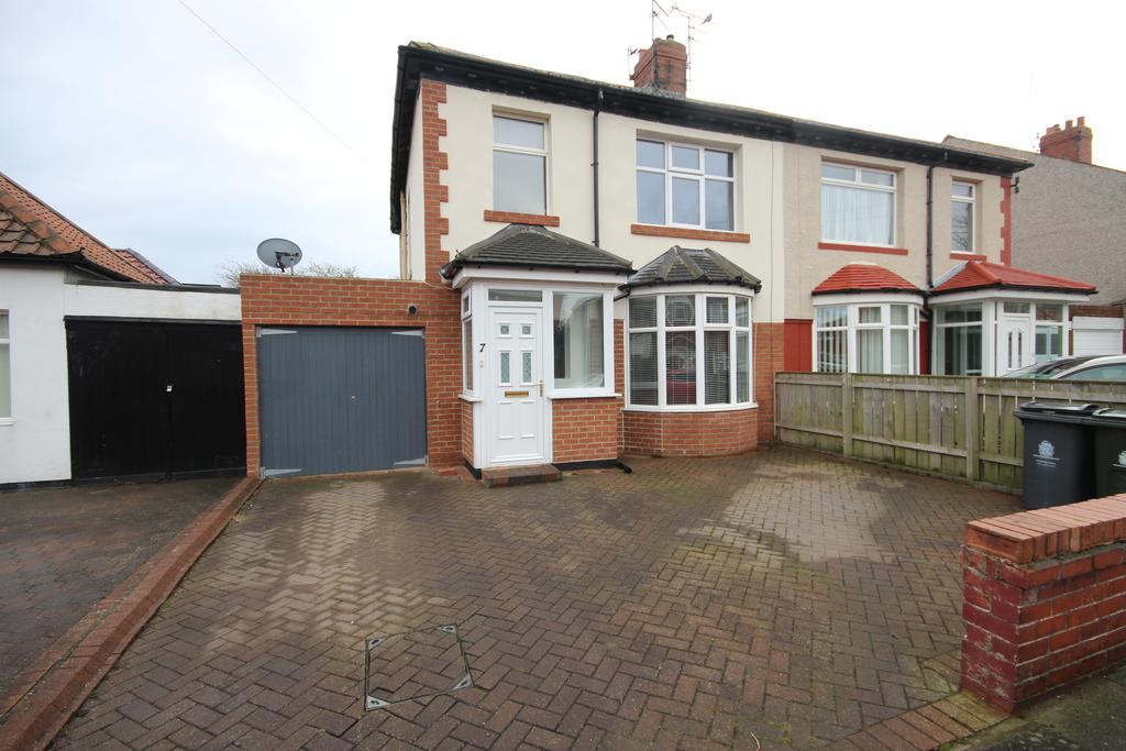 Monks Avenue, West Monkseaton, Whitley Bay, NE25 9RT 3 bed semi