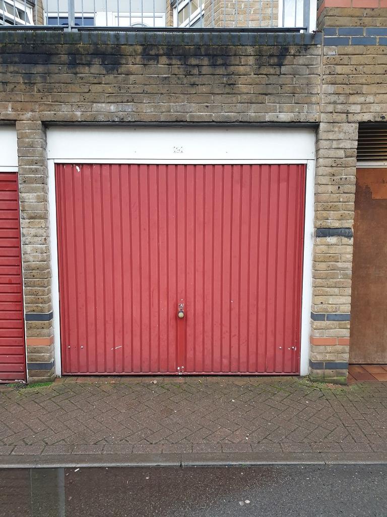 Rodney Close, Croydon, Surrey. CR0 3RX Garage £150 pcm (£35 pw)