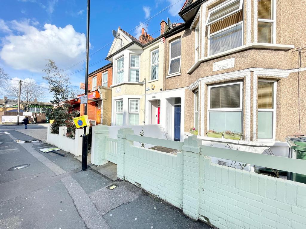 Erskine Road, Walthamstow, E17 2 bed flat £1,250 pcm (£288 pw)