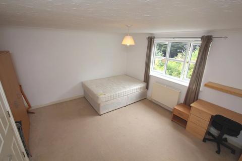 4 bedroom terraced house to rent, Donald Woods Gardens, Surbiton KT5