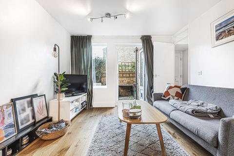 4 Beverley Close, London, SW11 2DF