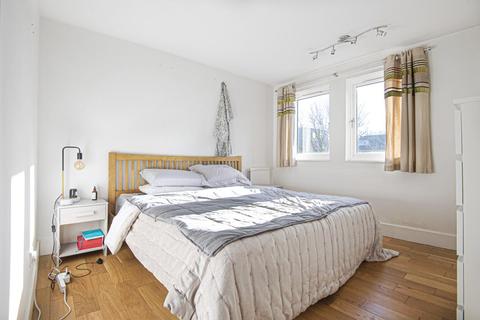 4 Beverley Close, London, SW11 2DF