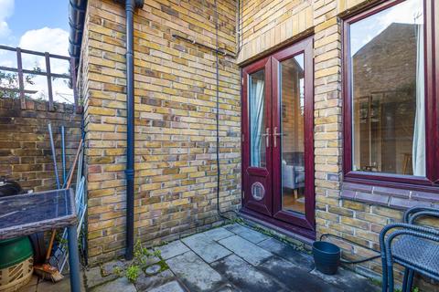 4 Beverley Close, London, SW11 2DF