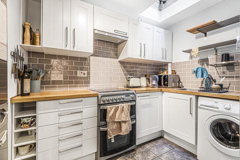 4 Beverley Close, London, SW11 2DF