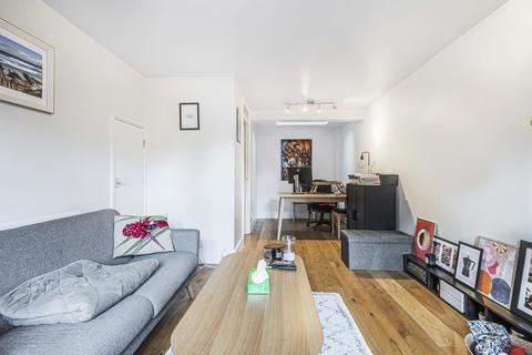 4 Beverley Close, London, SW11 2DF