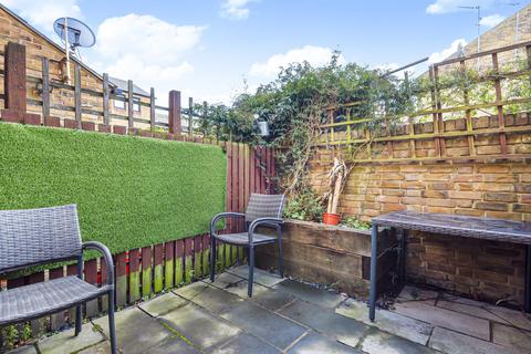 4 Beverley Close, London, SW11 2DF