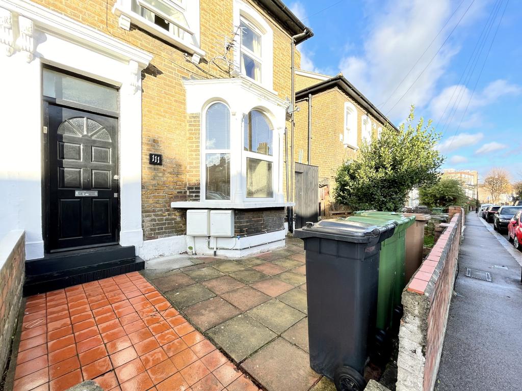 Barclay Road, Walthamstow, E17 2 bed flat £1,350 pcm (£312 pw)