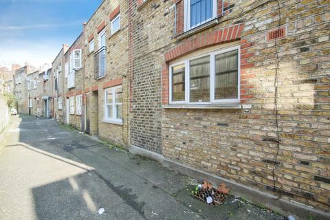 3 bedroom terraced house to rent, Gleneagle Mews, London, SW16