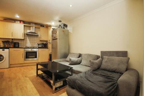 3 bedroom terraced house to rent, Gleneagle Mews, London, SW16