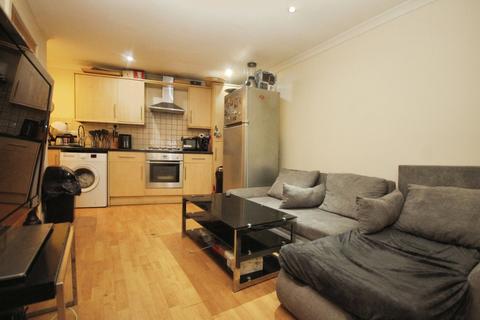 3 bedroom terraced house to rent, Gleneagle Mews, London, SW16