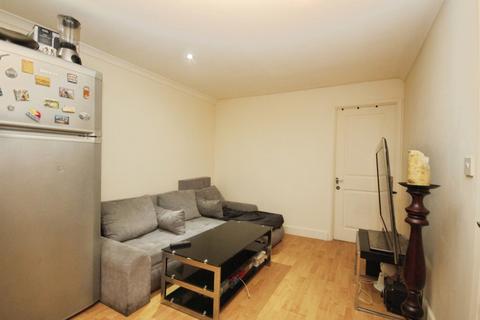 3 bedroom terraced house to rent, Gleneagle Mews, London, SW16