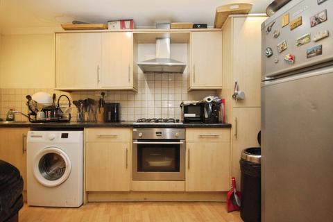 3 bedroom terraced house to rent, Gleneagle Mews, London, SW16
