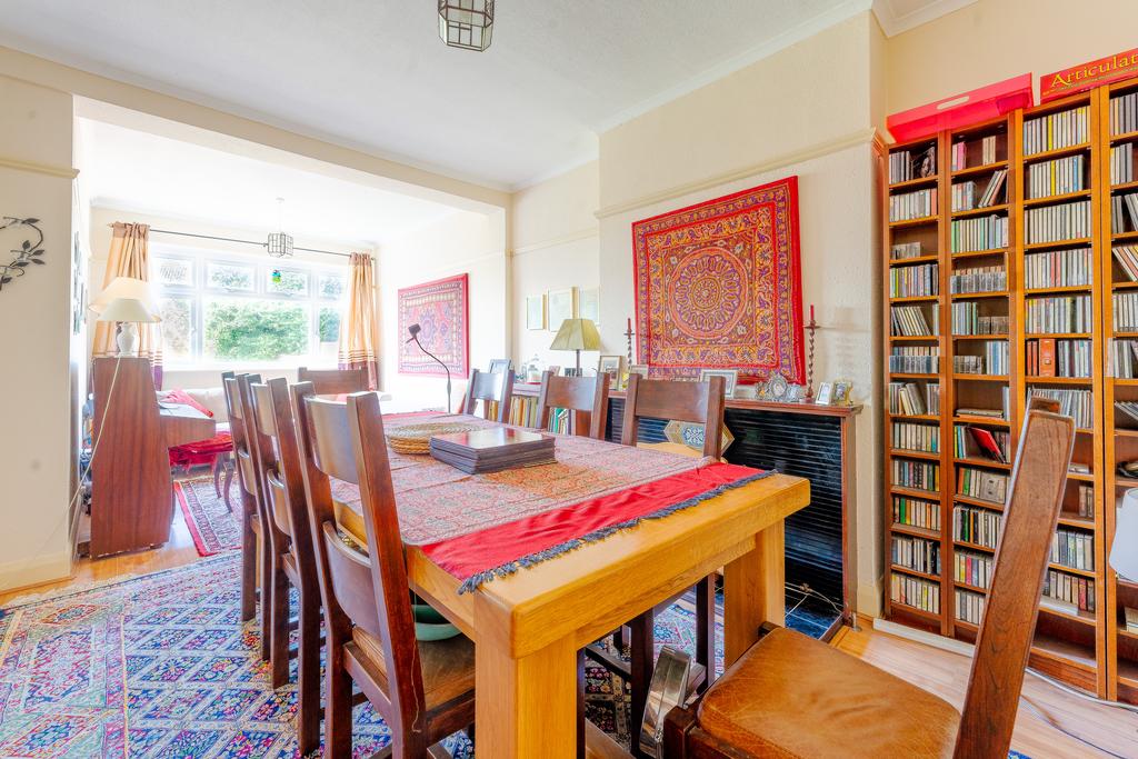 Burnham Drive, Worcester Park KT4 5 bed semidetached house £725,000