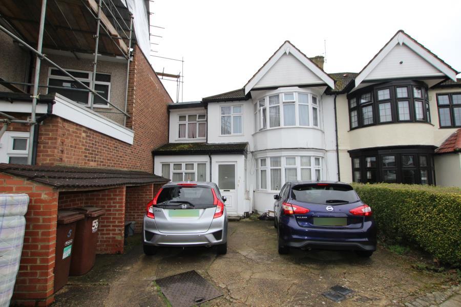Kenton Park Crescent, Harrow HA3 8TZ 3 bed flat £1,600 pcm (£369 pw)