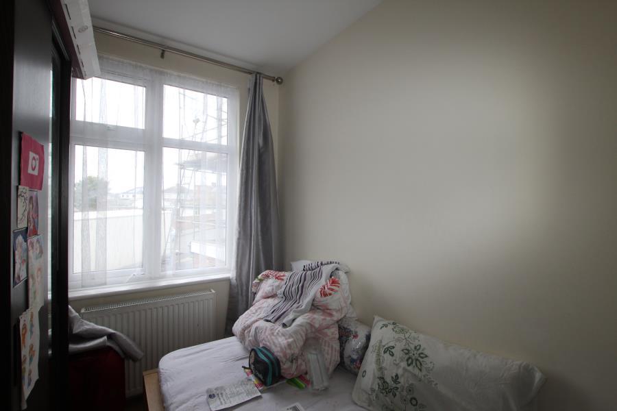 Kenton Park Crescent, Harrow HA3 8TZ 3 bed flat £1,600 pcm (£369 pw)