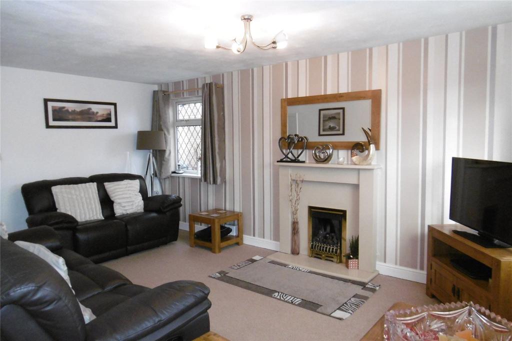 Foxcroft Drive, Rastrick, Brighouse, HD6 3 bed semidetached house £