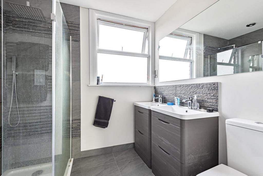 En suite shower