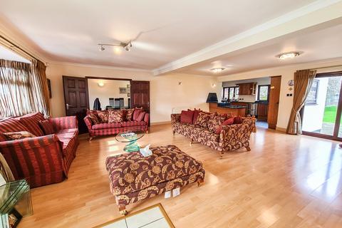 30 Wharf Road, Wraysbury, Staines, TW19 5JQ