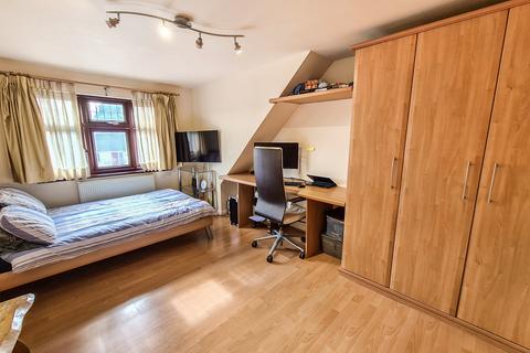 30 Wharf Road, Wraysbury, Staines, TW19 5JQ