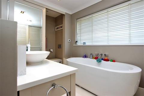 1 Home Meadow, Banstead, SM7 2DX