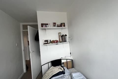 1 bedroom in a flat share to rent, OXFORD GARDENS, NORTH KENSINGTON, LONDON W10