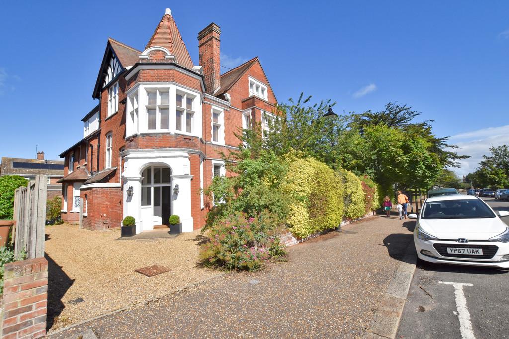 Cliff Avenue, Cromer 2 bed apartment £725 pcm (£167 pw)