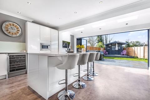 2 Oaks Way, Carshalton, SM5 4NQ