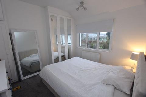 2 Oaks Way, Carshalton, SM5 4NQ