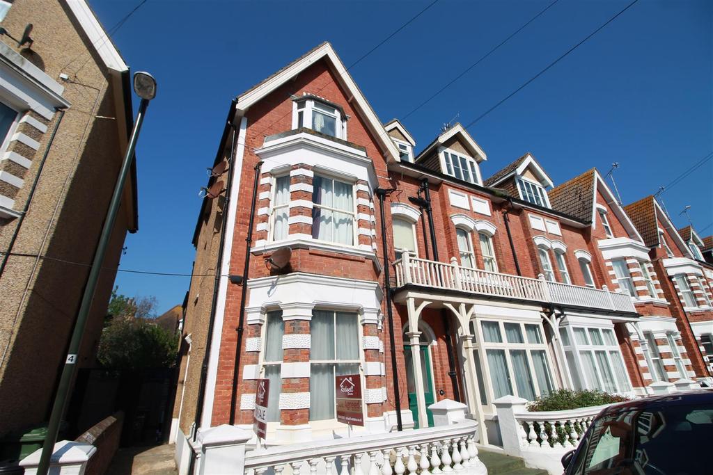 Albert Road, BexhillOnSea 2 bed flat £160,000