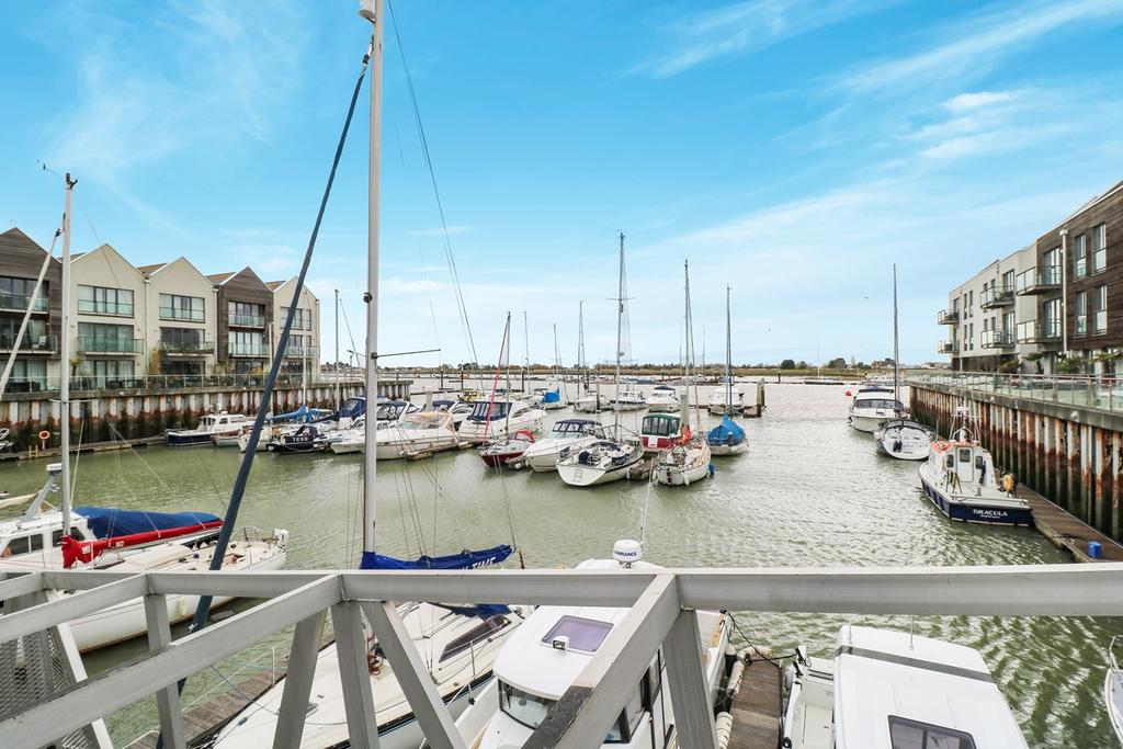 Waterside Marina, Brightlingsea, Colchester, CO7 2 bed apartment for