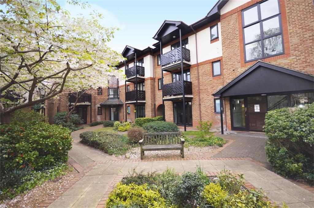 Lichfield Gardens, Richmond 1 bed flat £1,400 pcm (£323 pw)