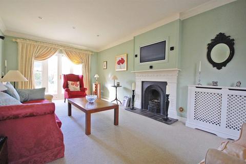 5 Petworth Close, Great Notley, Braintree, CM77 7XS