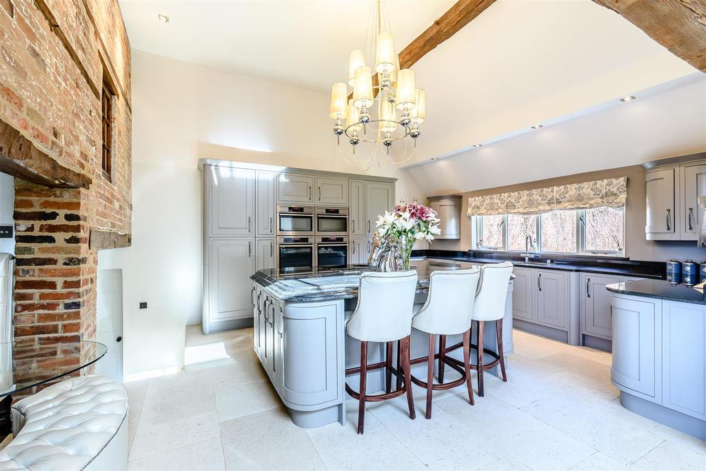 8453534-interior60.jpg